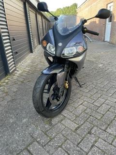 Een uniek wegracer model de yamaha tzr 50 weinig km geheel orginele staat