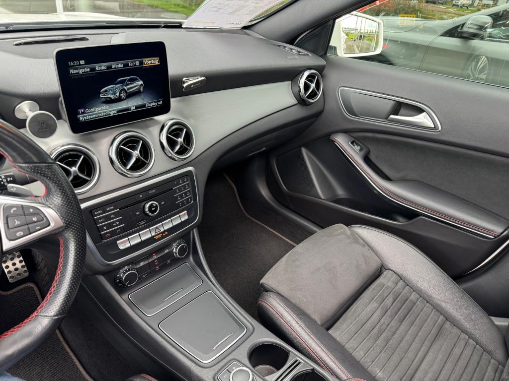 Mercedes-Benz Gla-klasse 200 amg line automaat , panoramaschuifdak , trekha