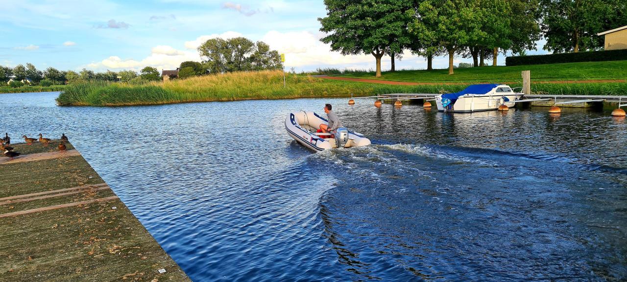 Rubberbootje + 8pk motor