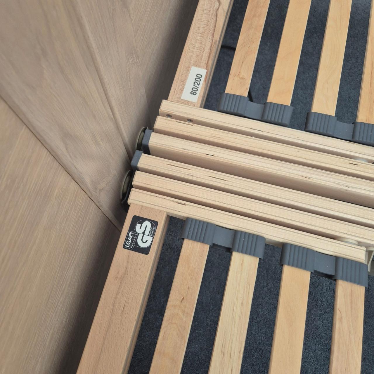 Senioren bed met elektrisch verstelbare lattenbodem
