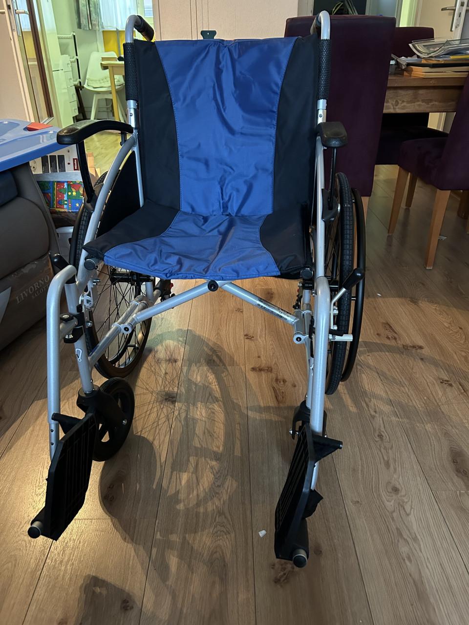 Rolstoel (zeer weinig gebruikt!)