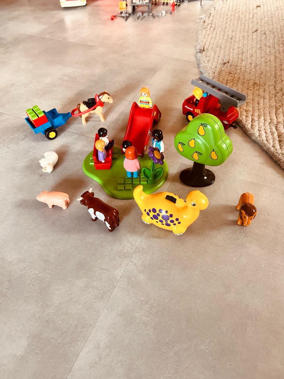 Playmobil sets: o.a. politiebureau, brandweerkazerne, vakantiecamper
