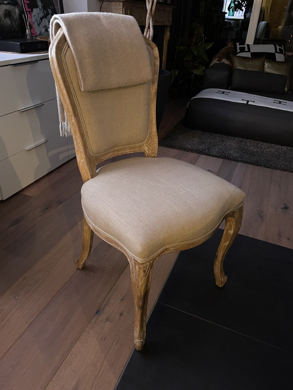 Twee dezelfde stoelen, nieuw, prijs is totaal