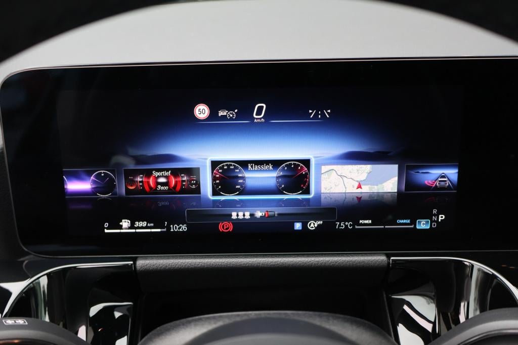 Mercedes-Benz Gla-klasse 180 amg line i 2025 i panorama dak i manufaktur al