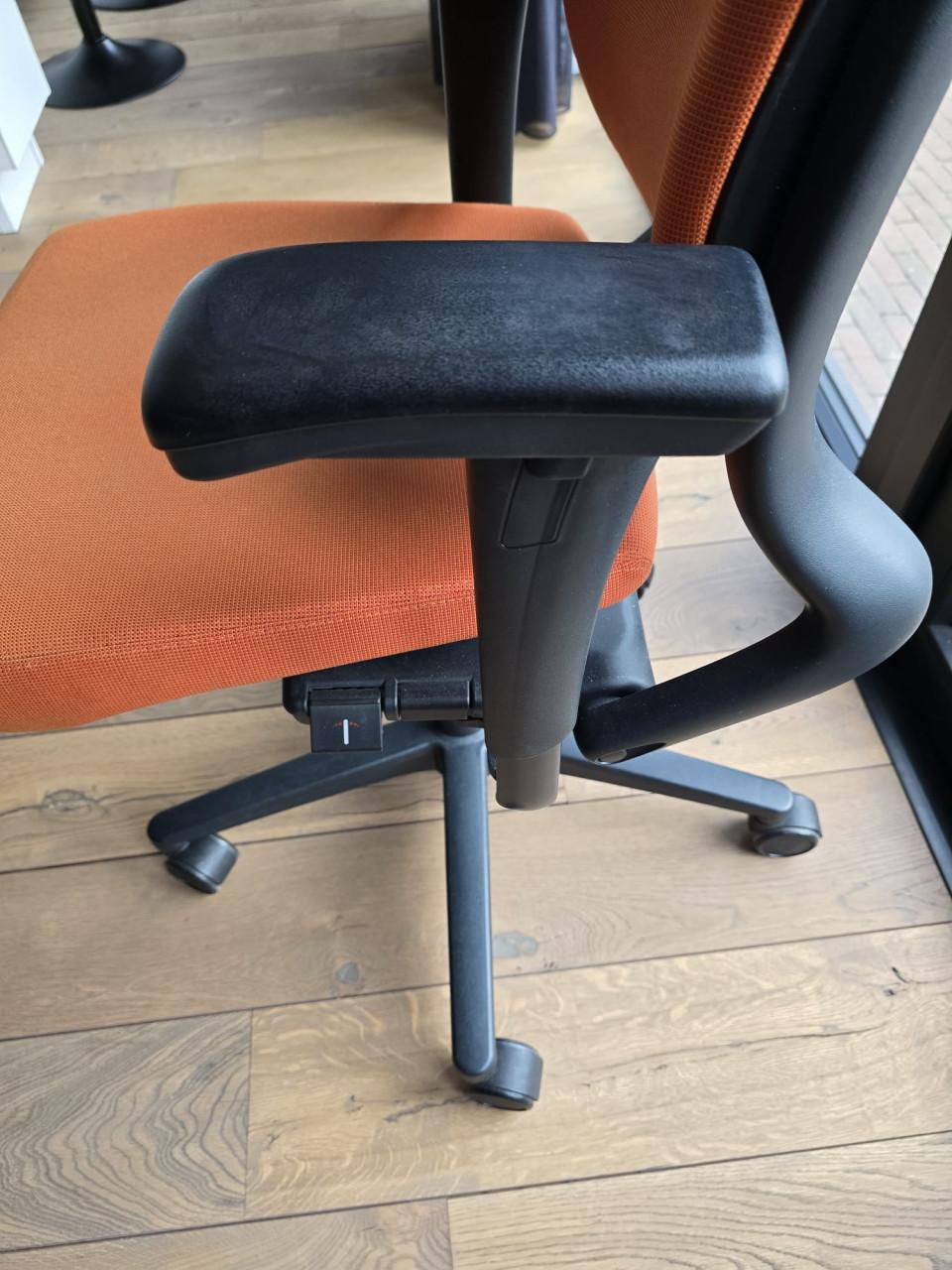 Ahrend bureau, Ahrend bureaustoel en dubbele monitor steun izgs