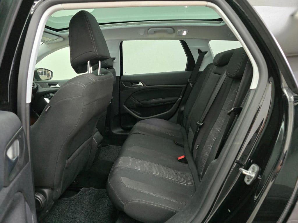 Peugeot 308 sw occasion stationwagen met trekhaak en grote kofferbak | twee
