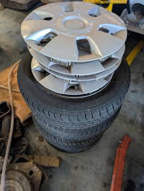 Stalen velgen+banden+wieldoppen Suzuki Swift €25,-