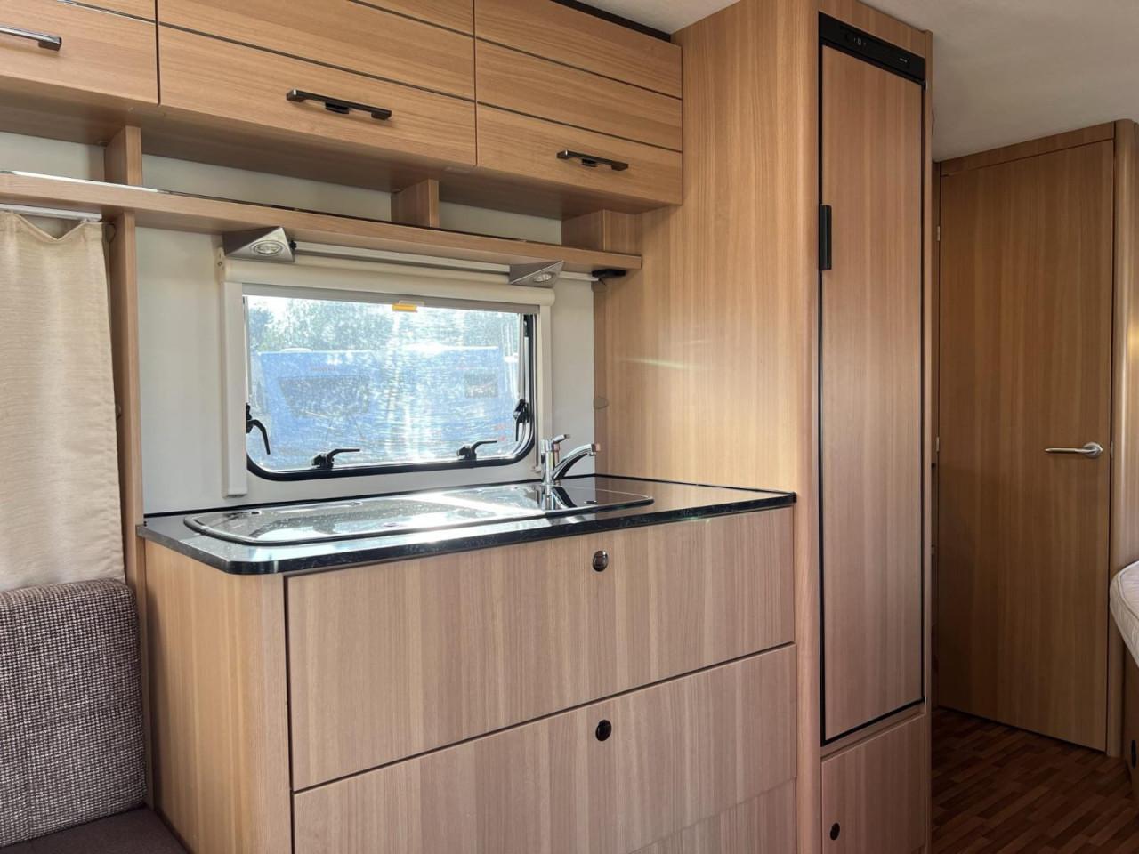 LMC Style 460D caravan, zeer compleet met mover, airco, voortent en luifel