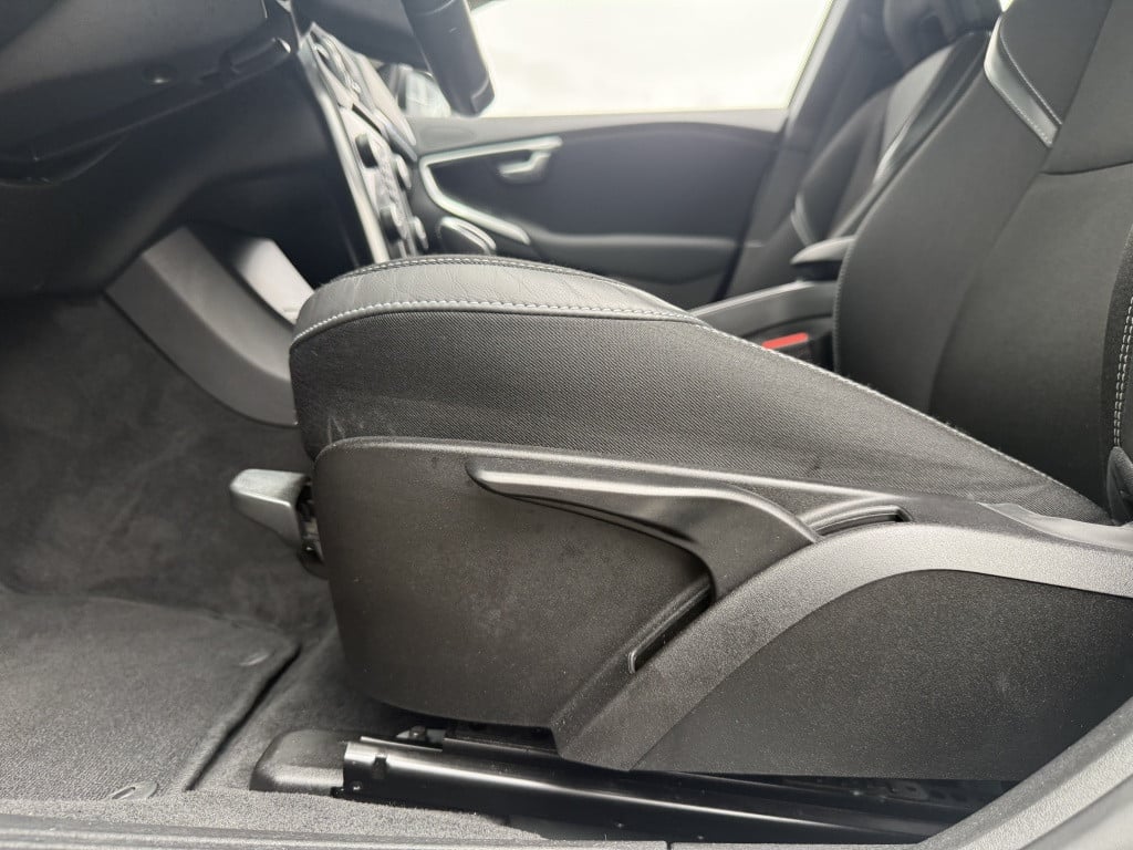 Volvo V40 t2 123pk aut6 polar+| navi| cruise| stoel.verw| led| pdc