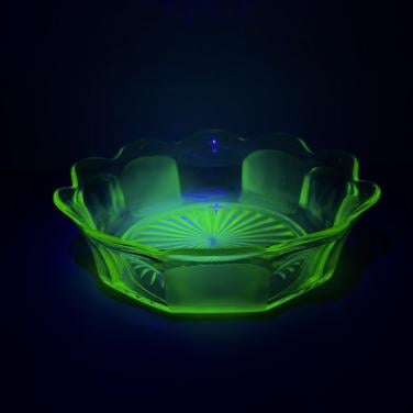 Uranium schaal 22 cm, uv395