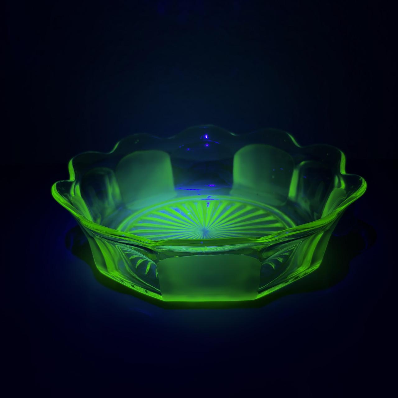 Uranium schaal 22 cm, uv395