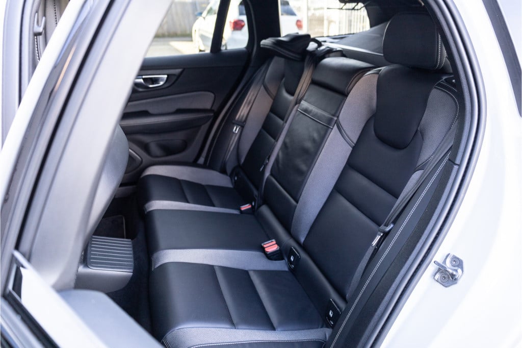 Volvo V60 2.0 t6 recharge awd r-design ✅trekh✅h&k✅stoelverw✅getint glas