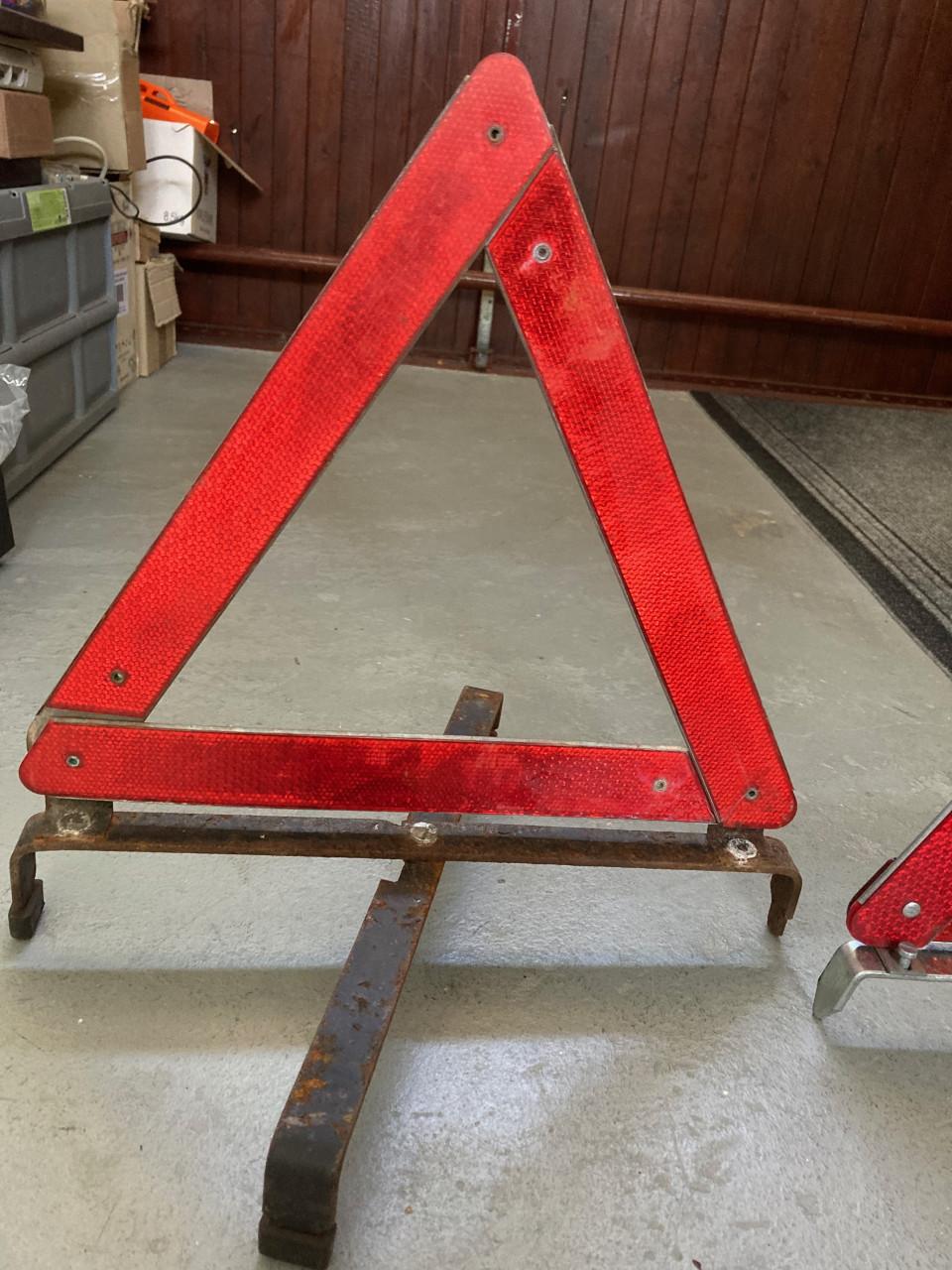 Peugeot 204 2xVintage gevarendriehoek, en nieuwe veiligheidshamer