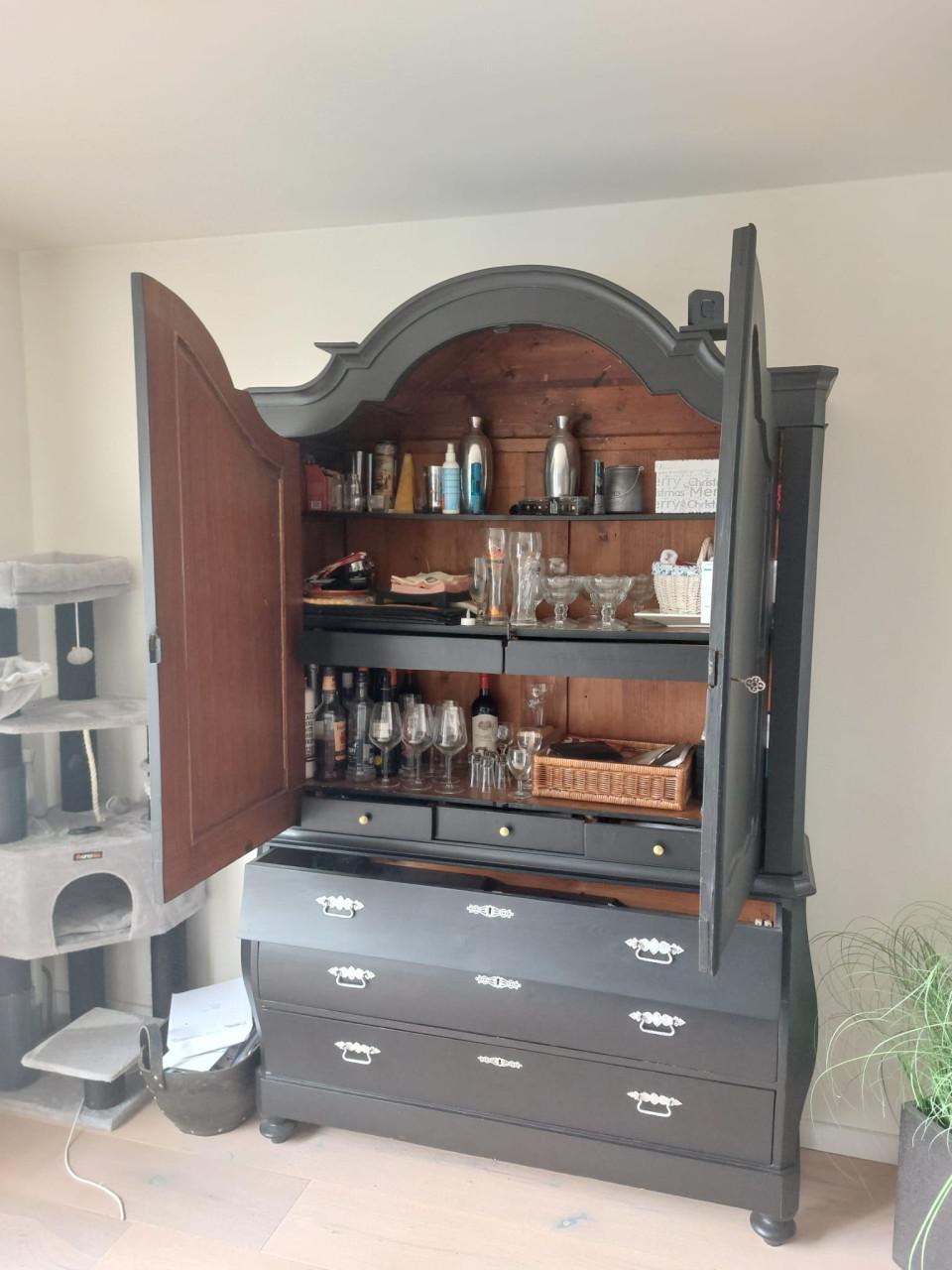 Oude buikkast te koop
