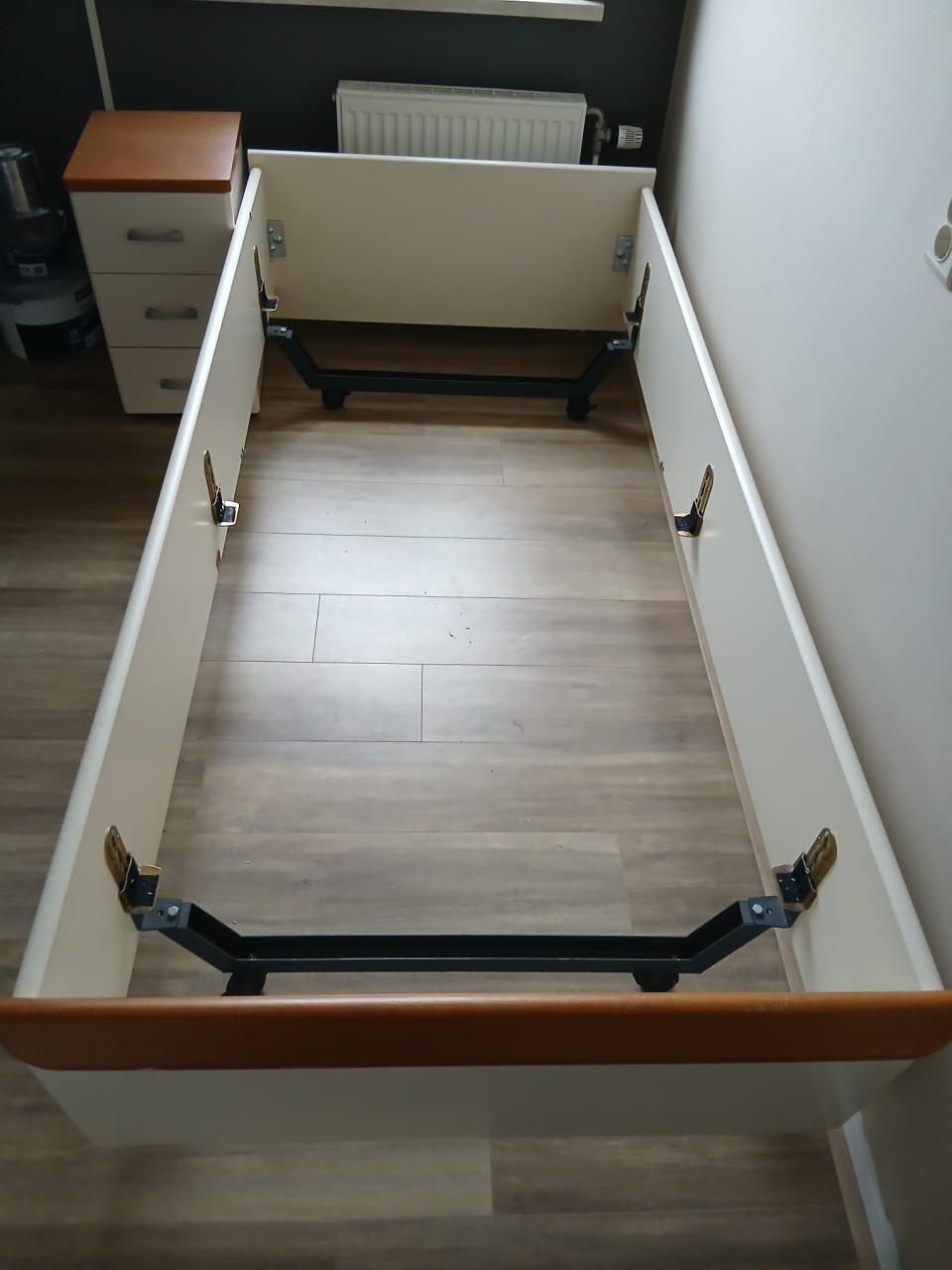 GRATIS OPHALEN Bed met nachtkastje