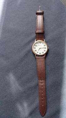 Ravel horloge met grote zwarte cijfers op een witte ondergrond. Ideaal voor