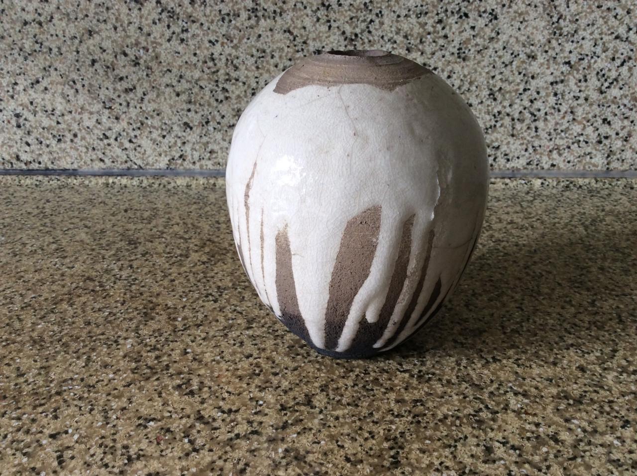 Verschillende kleine vaasjes van keramiek.     Raki gestookt.