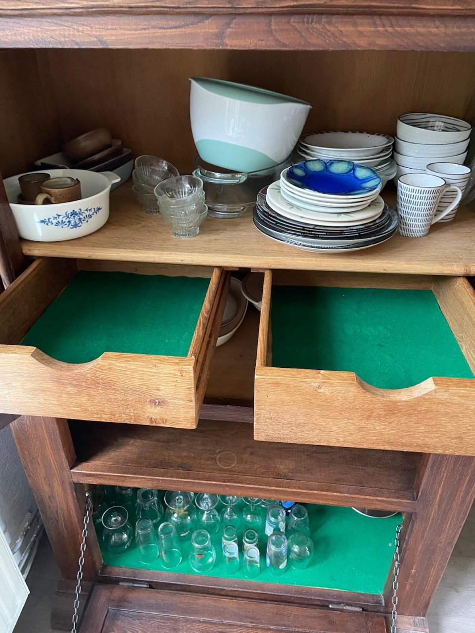 Massief eiken servies kast