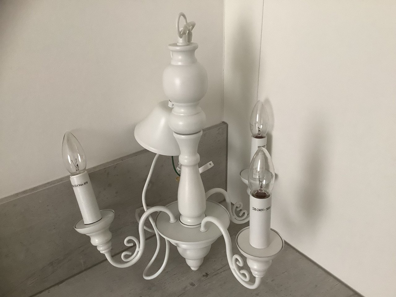 Wit houten Hanglamp Kroonluchter met kapjes en lampjes - T.E.A.B.