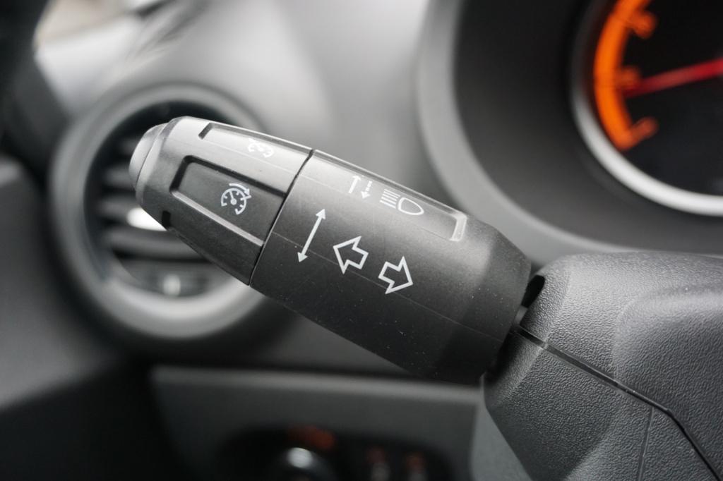 Opel Corsa 1.4-16v airco / navi / cruise / stoelverw. / parkeers. / elektr.