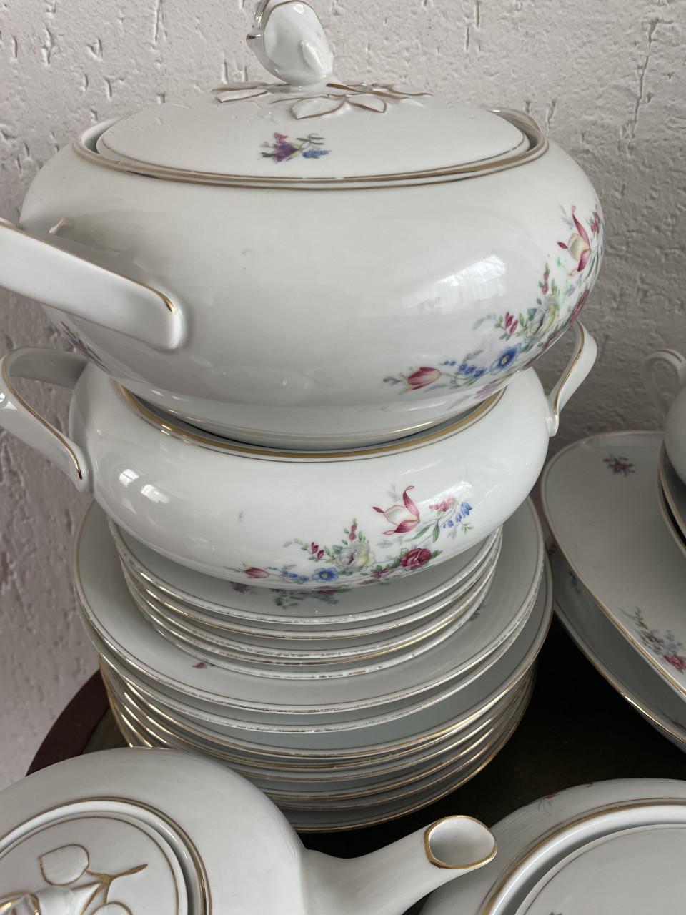 27 delig servies Zie tekst Borden, dekschalen en schalen Theepot etc