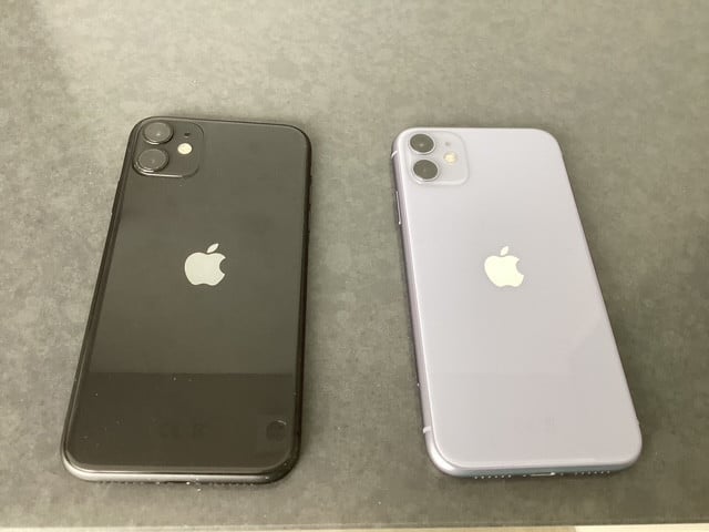 2 x Apple iPhone 11 64GB