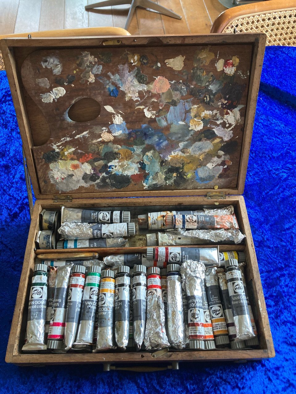 Schilderskistje met tubes olieverf
