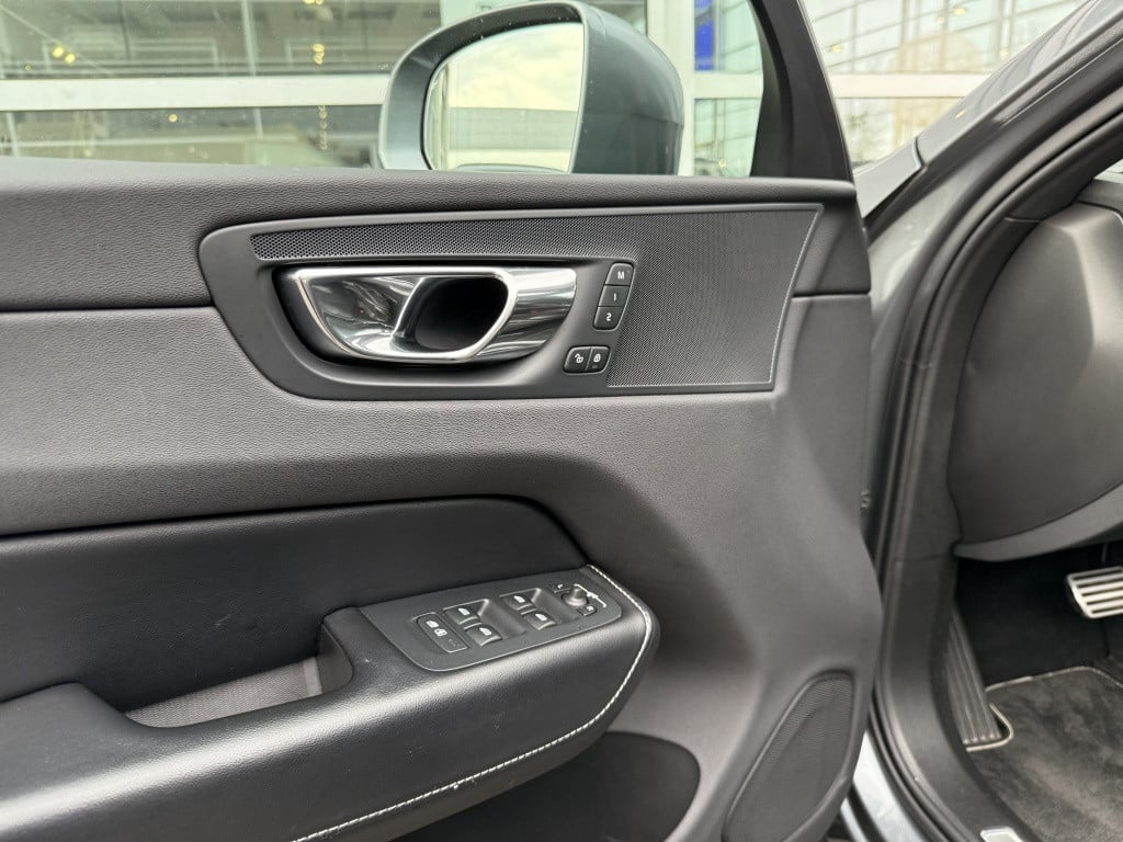 Volvo XC60 t8 390pk recharge r-design| panodak| luchtvering| trekhaak| came