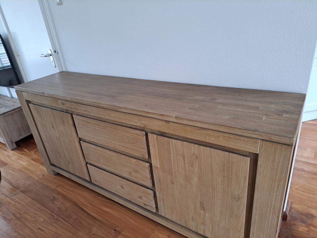 Dressoir en eettafel