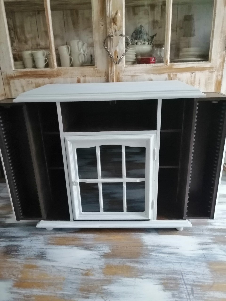 Kast met aan de zijkant openslaande deurtjes