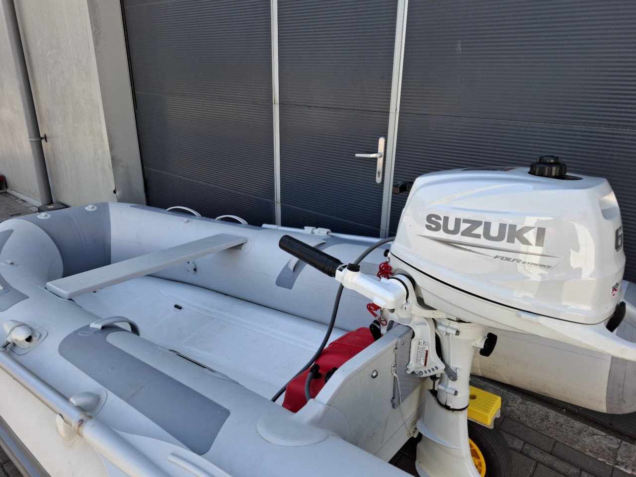 Zodiac 300 met Suzuki 6pk en Pega strandtrailer