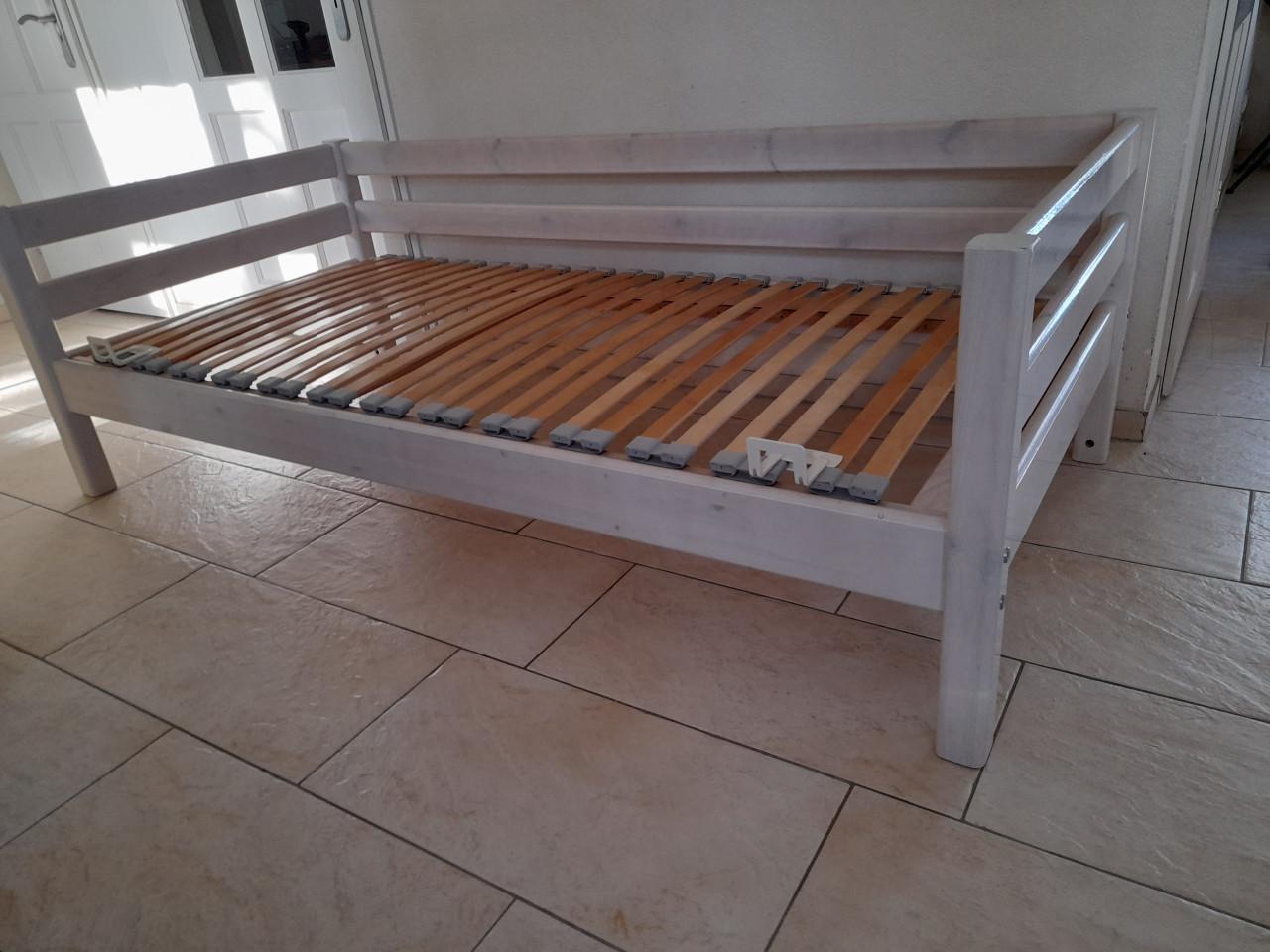 1 persoons bed 90 x 200 met lade ( in goede staat )