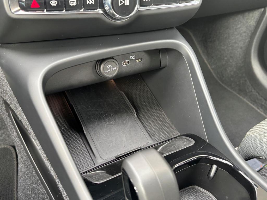 Volvo XC40 2.0 b4 b4 plus dark|stuur-stoel voorruitverwarm|blis| trekhaak| 