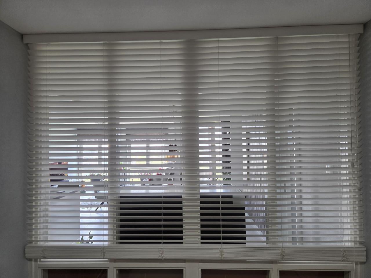 Witte houten jaloezie.
