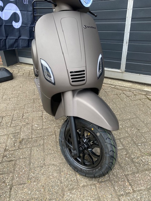 Aanbieding nieuwe ful option vespa look santini capri scooters nu 1899 euro