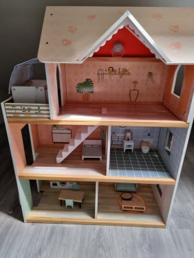 Poppenhuis met meubeltjes