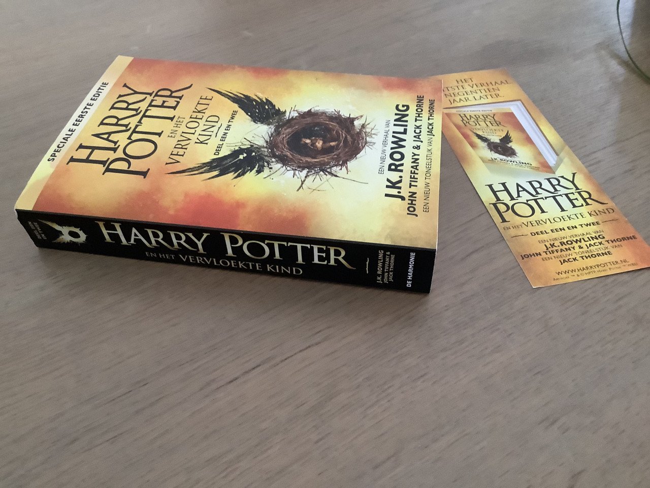 Harry Potter - en het vervloekte kind. Paperback met boekenlegger