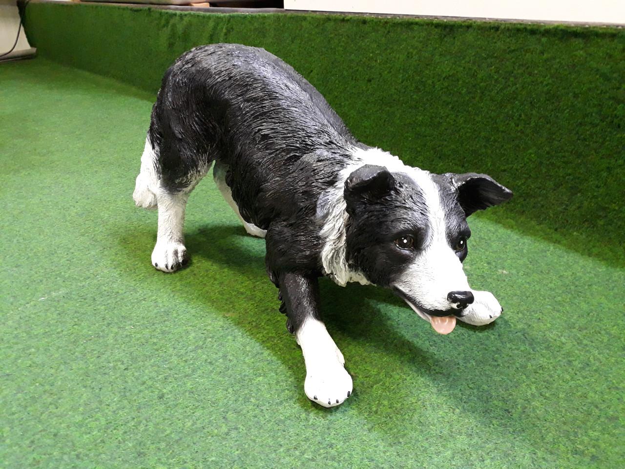 Varkend zittend met gele laarzen - decoratie - 30cm