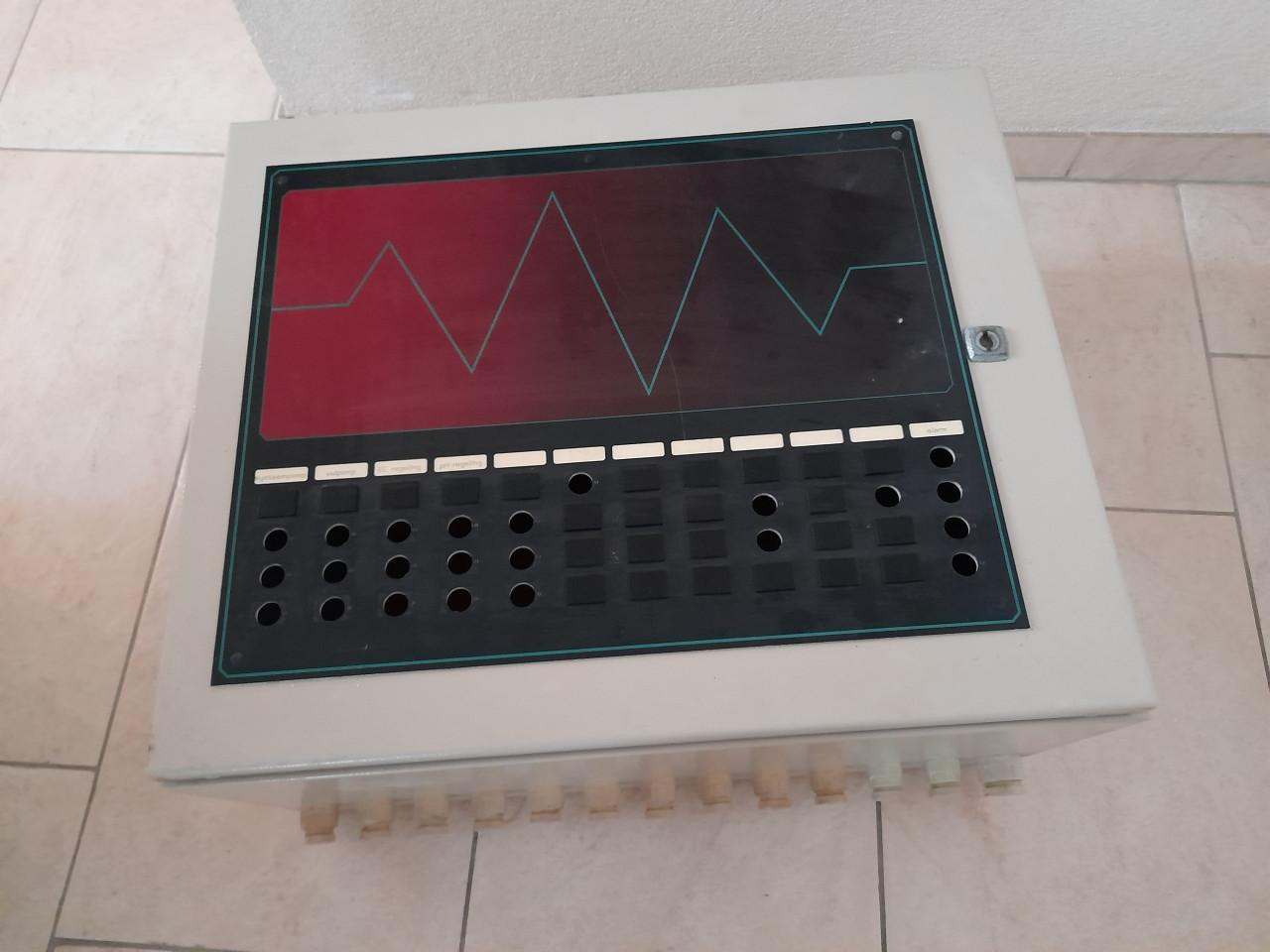 1 x systeemkast / installatiekast / elektrakast.