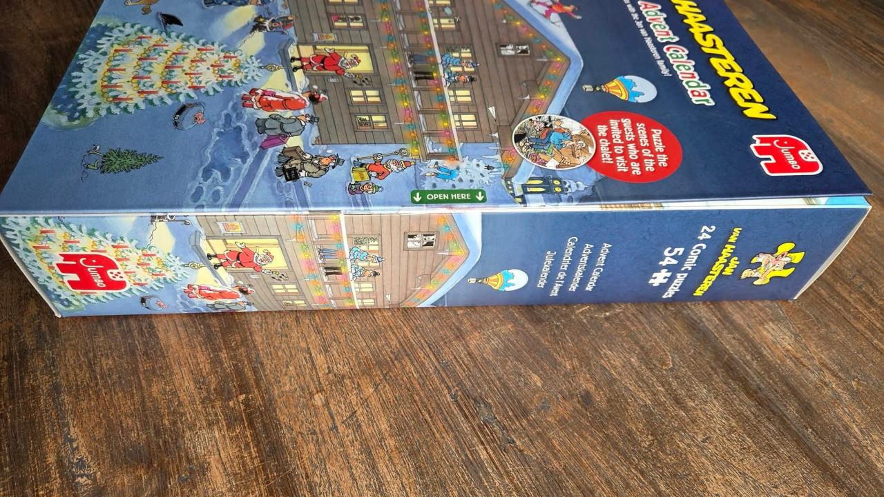 🎅 Jan van Haasteren Adventkalender (V), gevuld met 24 puzzels 54 stukjes.