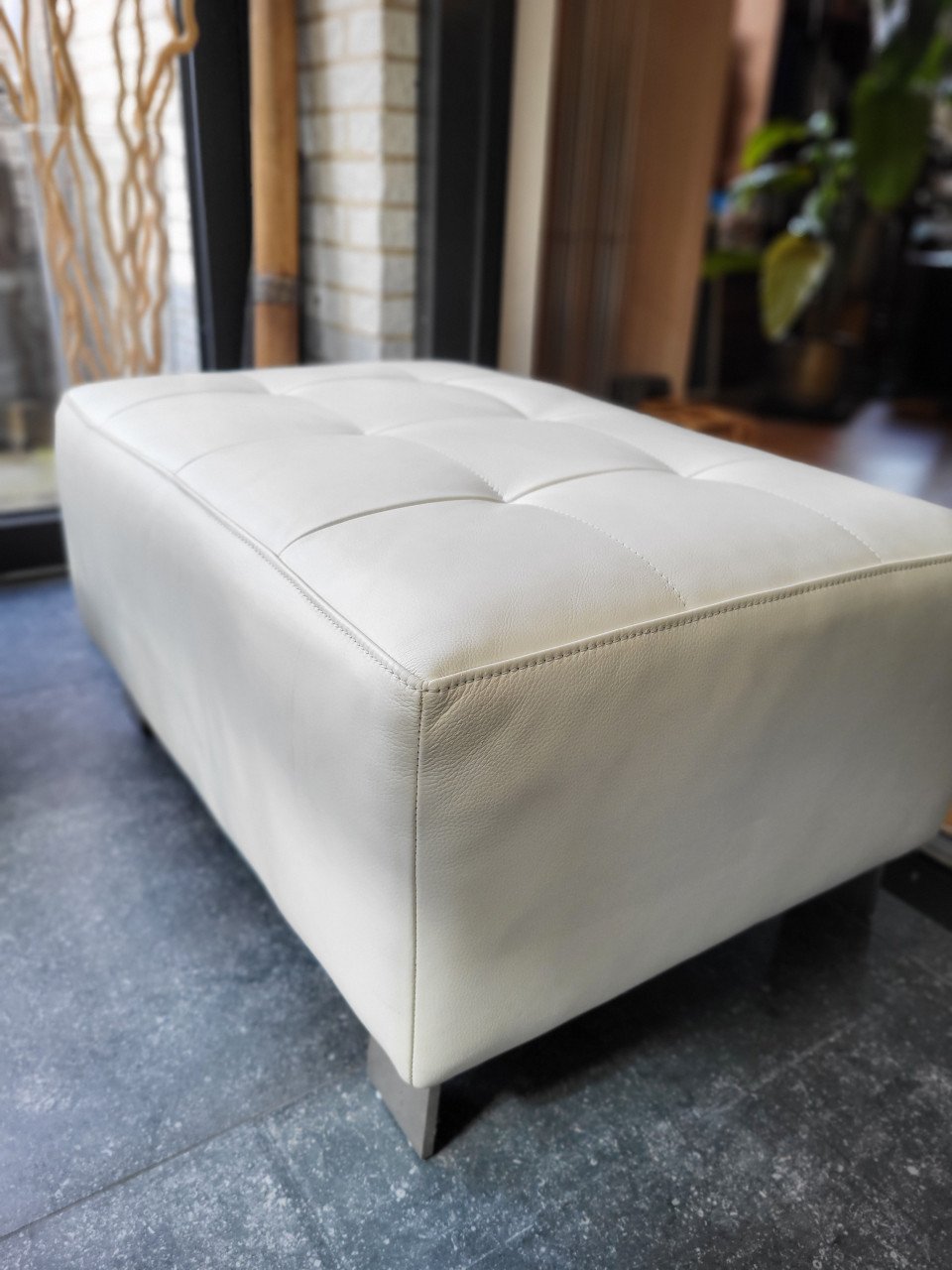 Witte hocker, leer, 85x60x42