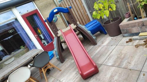 Speeltoestel met dubbele glijbaan en klimwand