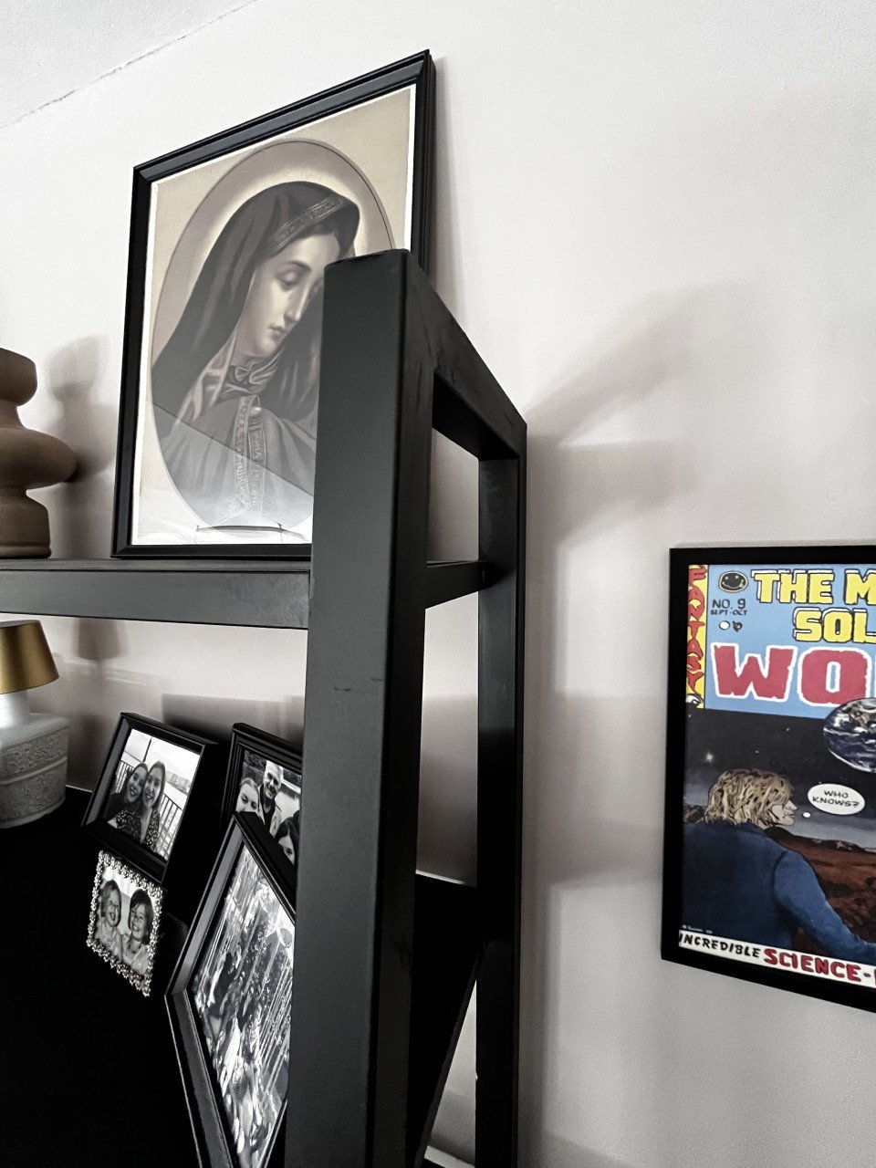 Wandkast. Open, zwart, metaal.