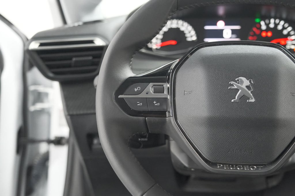 Peugeot 208 puretech 100 allure pack | camera | apple carplay | stoelverwar