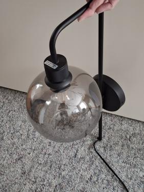 Wandlamp met rookglazen bol