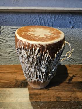 Mooie handgemaakte trommel met dierenhuid zeer nette staat