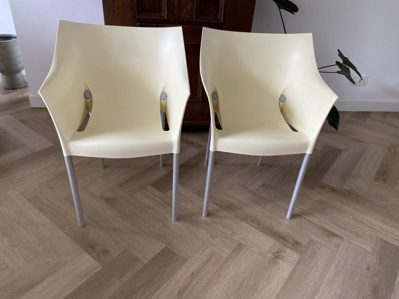 Design kuipstoelen Dr. NO van Philippe Starck, merk:Kartell. (2 stuks).