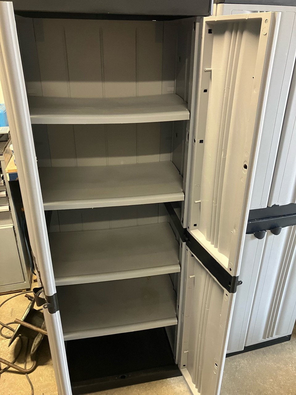 Kunststof kastjes voor in de voortent.