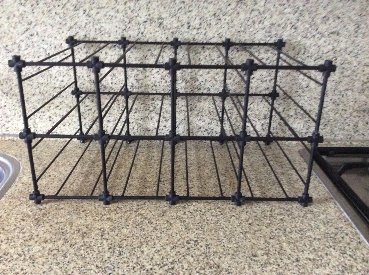 Wijnflesrekje voor minstens 8 flessen.  AFM. 41x22x24 cm,