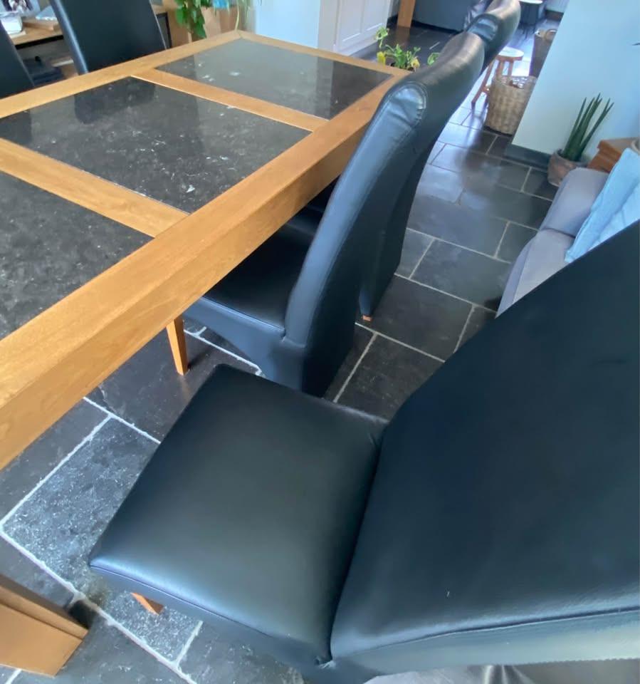 Eetkamer tafel + 6 lederen stoelen